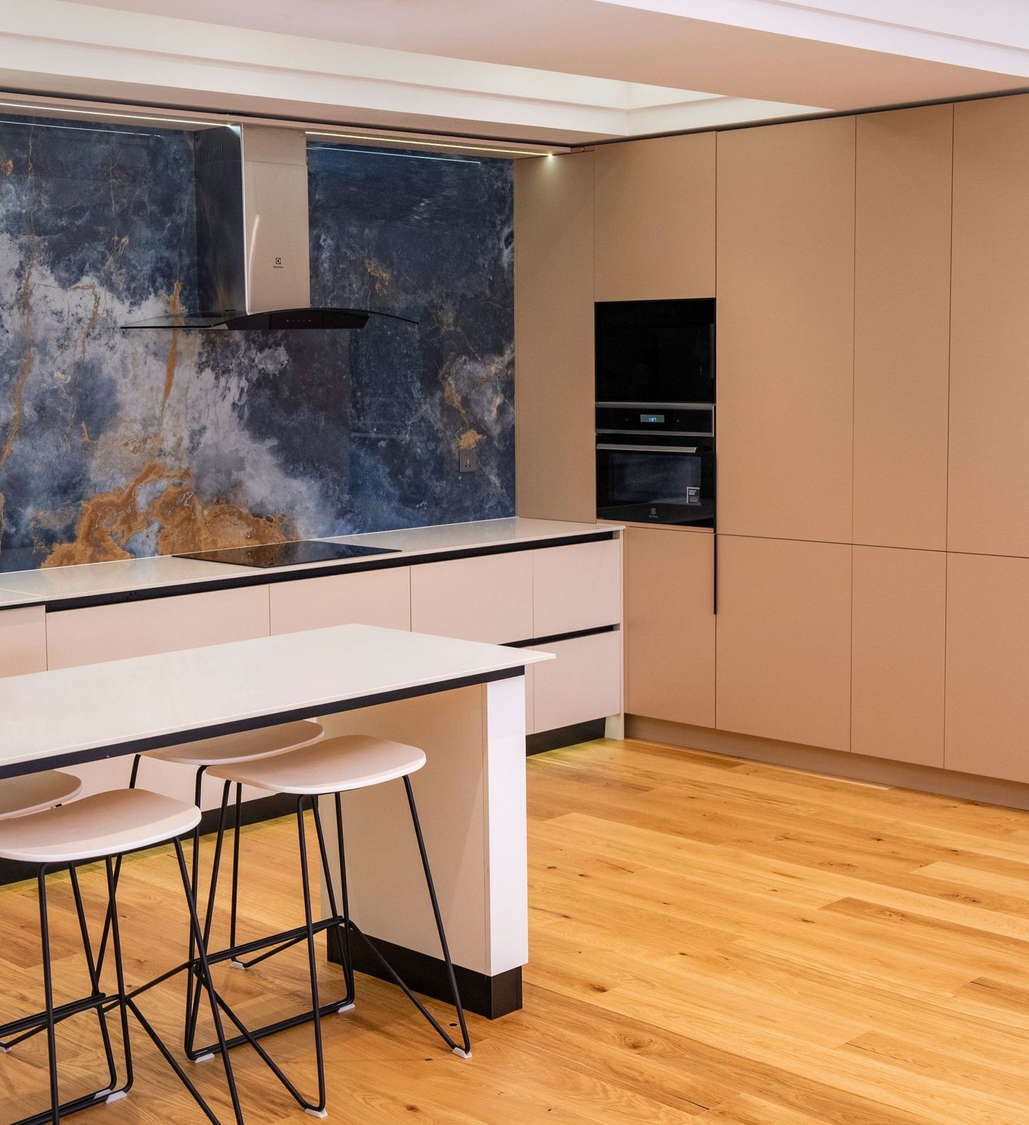 Modern kitchen with a full-height marble backsplash